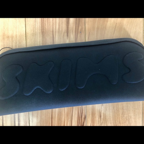 NEW! Kim Kardashian SKIMS  shapewear storage bag - Picture 2 of 3